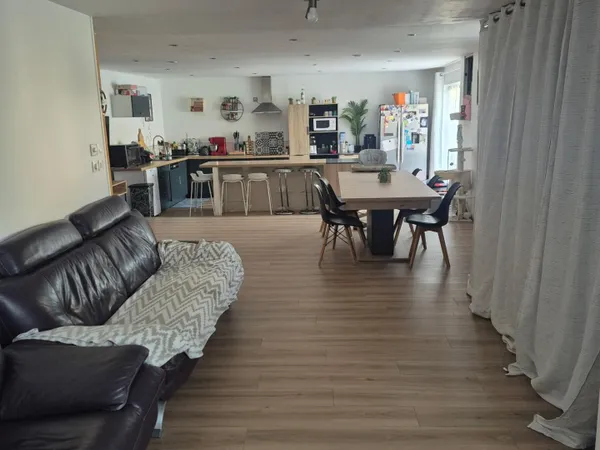 Maison familiale avec jardin et garage dans le bourg d'escurolles, commodités..