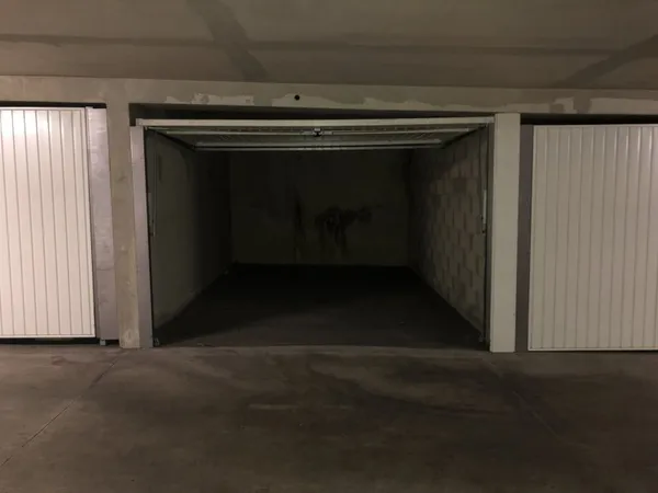 Place de parking / box avec option charge électrique