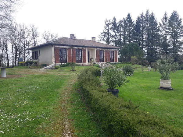 Propriété de caractère avec maison et dépendances sur 24 hectares dans le Lot