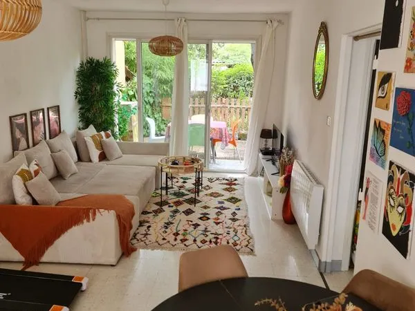 Agreable t2 meuble 54 m2 en rez de jardin dans villa