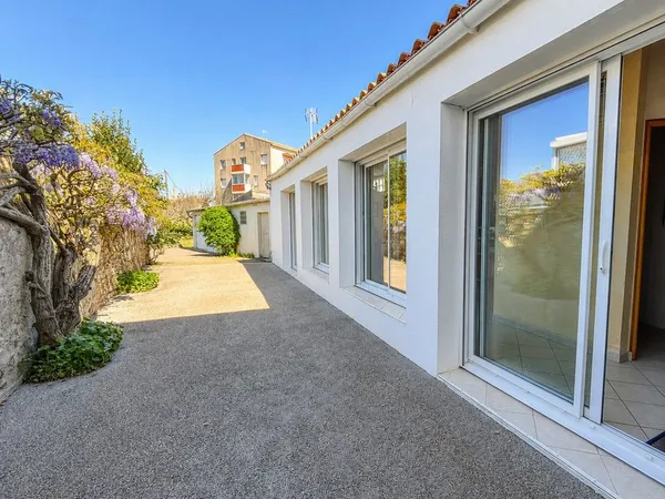 Maison 126,8 m² • 2 logements • jardin 464 m² • 2 garages