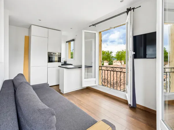 Saint‑Tropez, Appartement pied‑à‑terre modernisé avec balcon, vue mer.