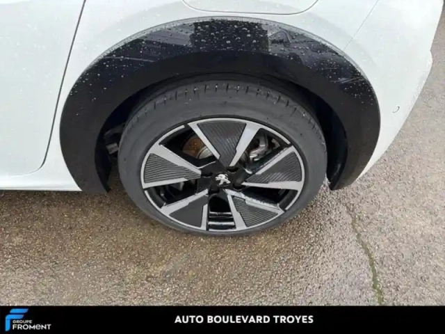 Peugeot 208 e- 136ch gt pack — photo 13