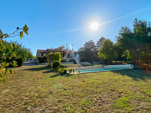 Maison impeccable 3 chambres, vie de plain-pied, piscine et sous-sol complet