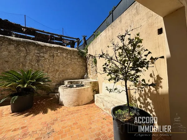 Puisserguier belle maison de 240m2 avec ascenseur , cour ,