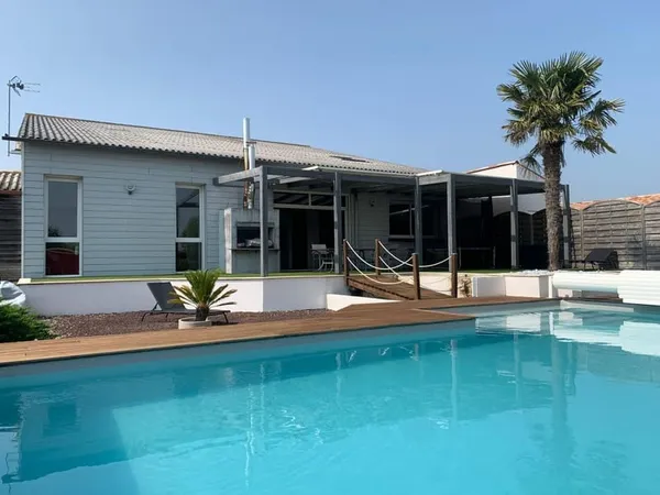 Propriété d'Architecte avec jardin et piscine, 5 chambres, double garage et dépendances