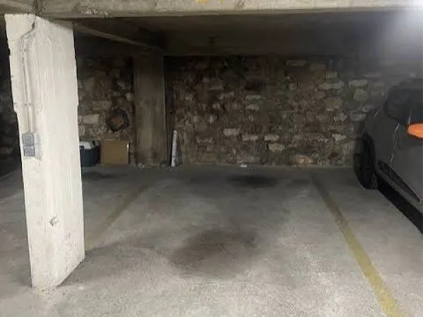 Place de parking couverte voiture / moto - Centre-ville de Libourne