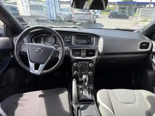 Volvo V40 t2 122ch signature edition geartronic — photo 4