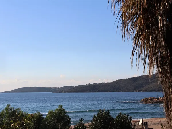 Très belle vue mer, plage à 30 mètres.