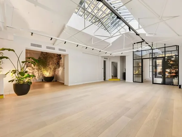 Hôtel particulier de 865,70 m² — Usage mixte - Entièrement rénové avec ascenseur.