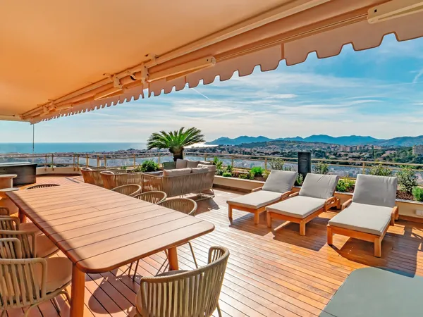 PENTHOUSE D'EXCEPTION VUE MER À 270°