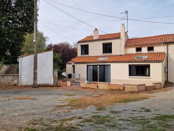 Maison de village avec forêt 185 000