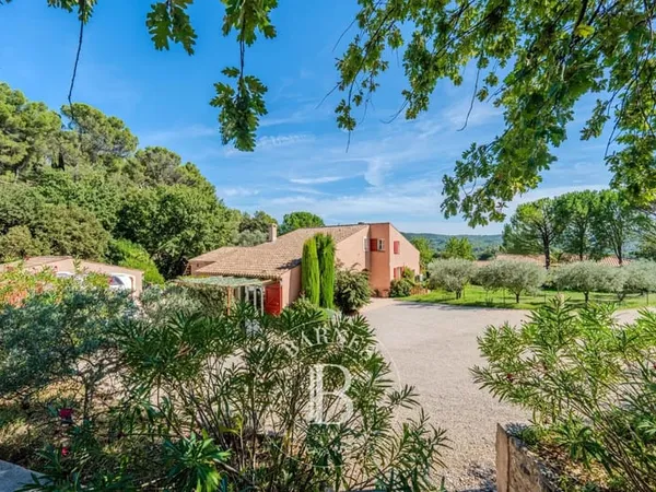 LUBERON SUD - VILLA 300 M2 - 5 CHAMBRES - STUDIO - PISCINE- ANNE