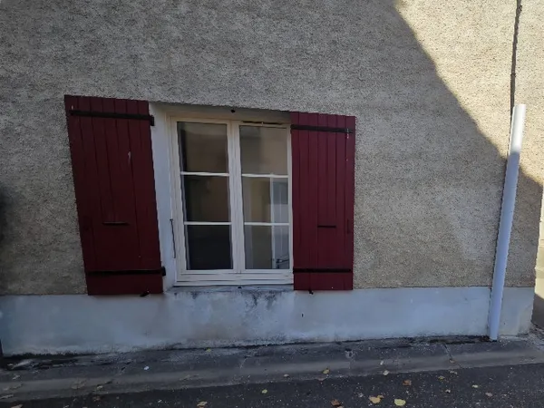 Appartement non meublé (rdc) (env 34m2) - petite cour - Bour