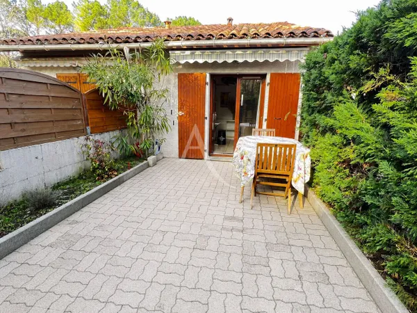 Maison en résidecne sécurisée, rénovée, avec jardin, 2 places de parking