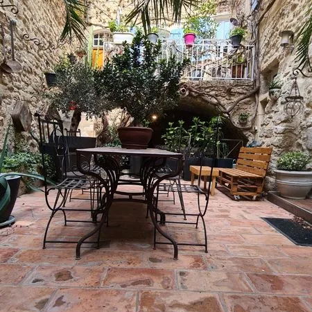Maison de village +315 m² - Cour intérieure- 1 terrasse- 3 niveaux - Centre-ville