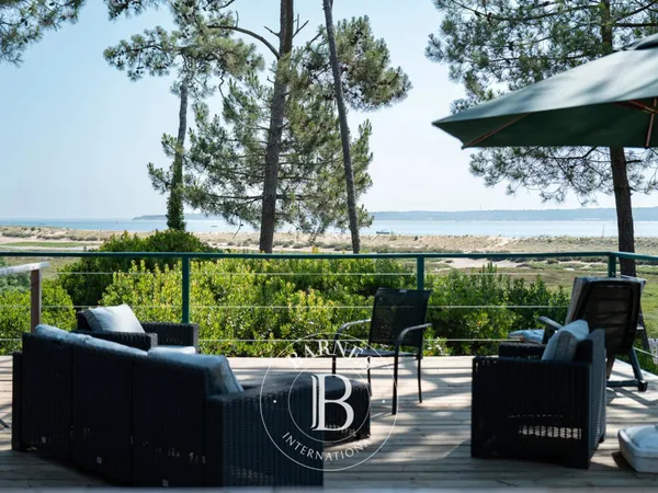 VILLA EN PREMIÈRE LIGNE AVEC VUE PANORAMIQUE SUR LE BASSIN AU CAP FERRET