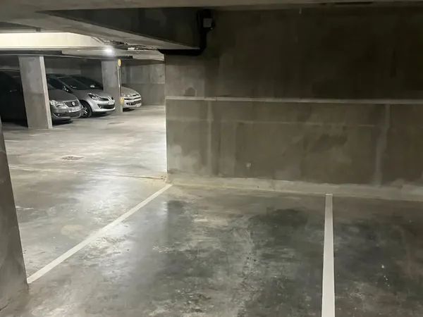 Parking neuf sécurisé (caméra + bip)