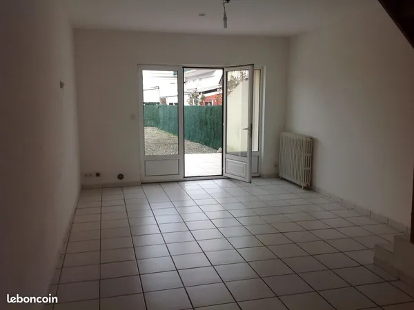 Artix centre - T3 en duplex avec jardin, terrasse et parking privatifs