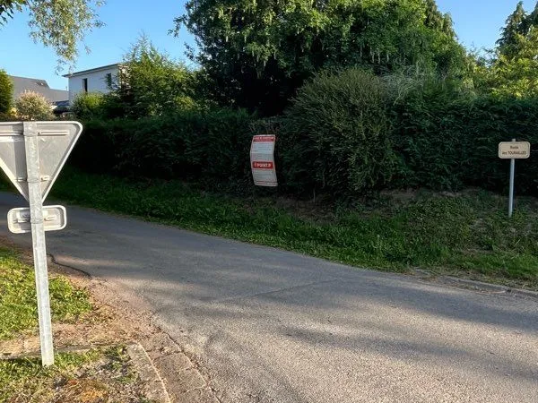 À vendre Terrain constructible de751 m2 avec CU , Enedis et eau au pied du terrain Sur la commune de
