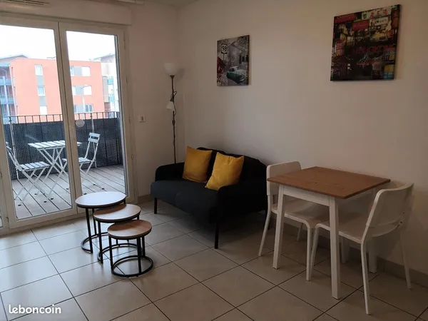 Location T2 meublé et garage Décines centre