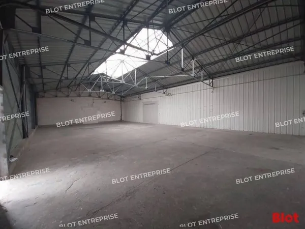 Entrepôt 240 m²