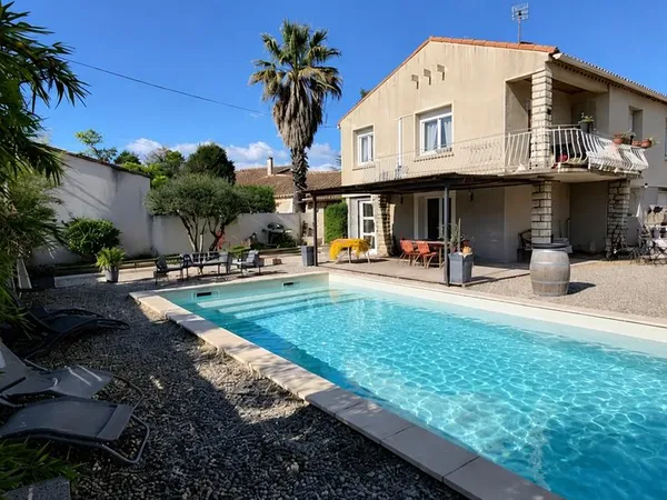 Maison familiale avec dépendance, piscine et double garage