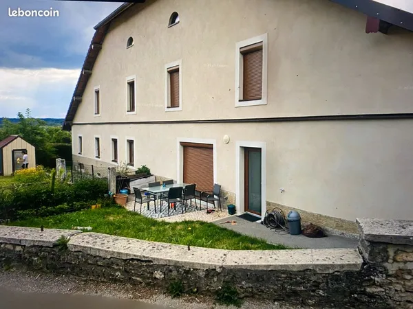 Appartement mitoyen rénové de 102 m2 avec jardin privatif - Goux les Usiers