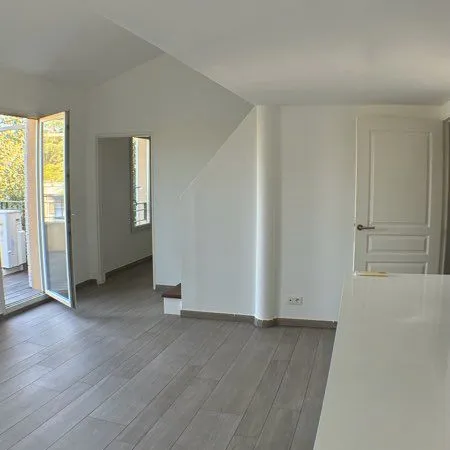 Pont de l'Arc - Duplex T4 dernier étage avec 3 suites parentales, terrasse, garage