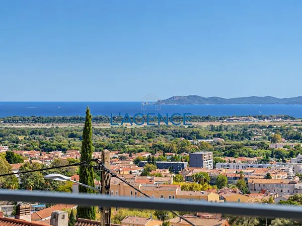 Villa d'architecte avec vue mer et piscine, en impasse au ca