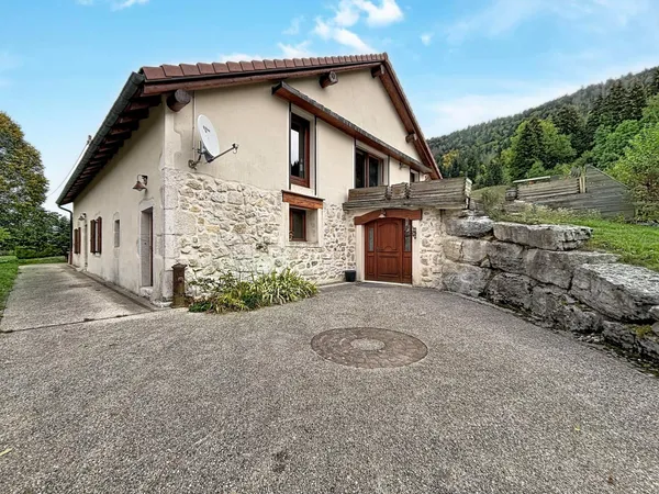 Ancienne ferme de caractère de 303 m² avec gîte indépendant, bureau et grand garage
