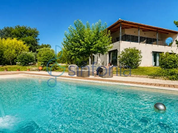 À seulement 7 km d'Uzès, une propriété d'architecte où l'élégance rencontre l'art de vivre.