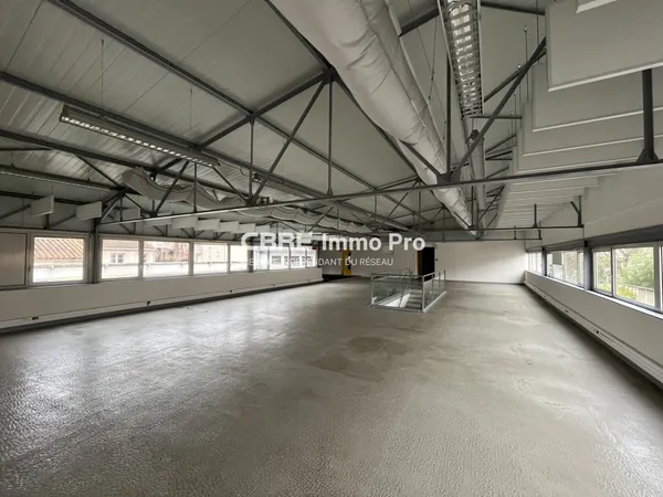 Local industriel 1394 m²