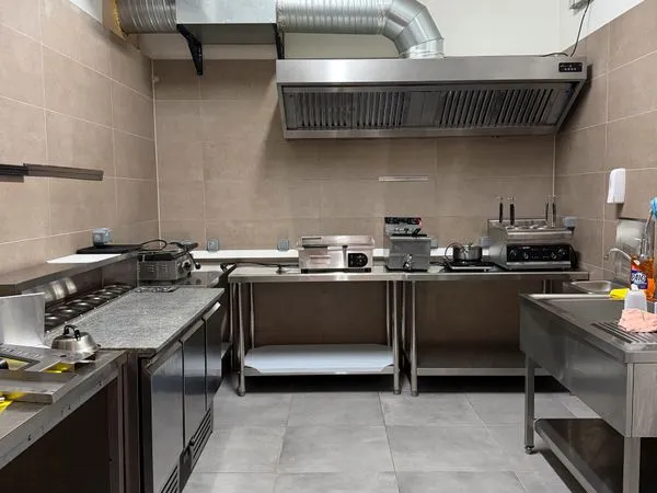 Dark kitchen m² (cuisine professionnelle pas de service sur place) à proximité du centre commercial 
