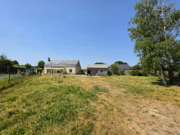 Maison de campagne, 4 chambres, terrain et grand hangar