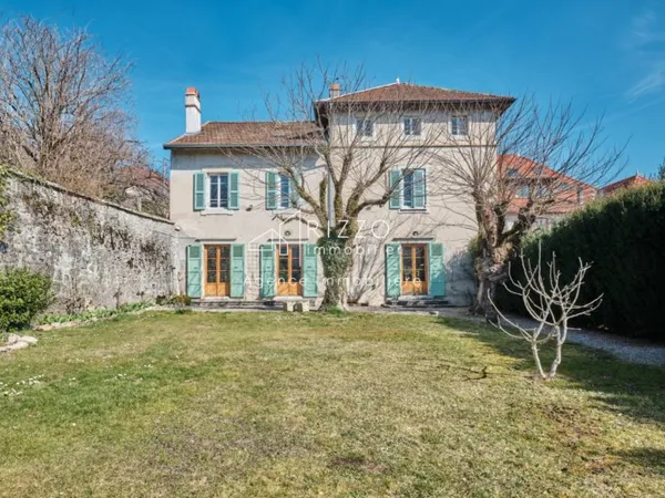À Vendre : Ensemble Immobilier de 10 Pièces Cachet Rare & Volu
