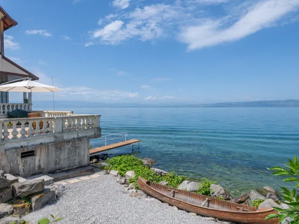 Maison pied dans l'eau avec plage privée, ponton et garage à b
