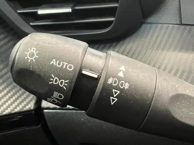 Peugeot 2008 e- 136ch allure pack — photo 12