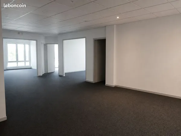 Bureau et espace de travail Location Fontanil-Cornillon  300m² 2800€