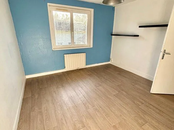 Appartement T3 en duplex de 75 m² avec terrasse de 11 m² et terrain d'environ 60 m² - Feillens Centr