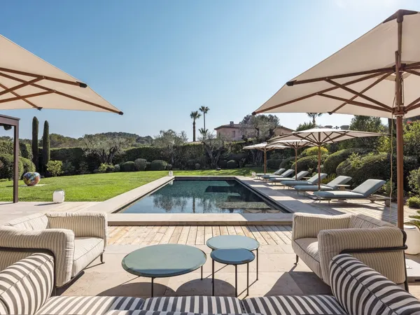 BASTIDE DE PRESTIGE DANS UN DOMAINE PRIVÉ