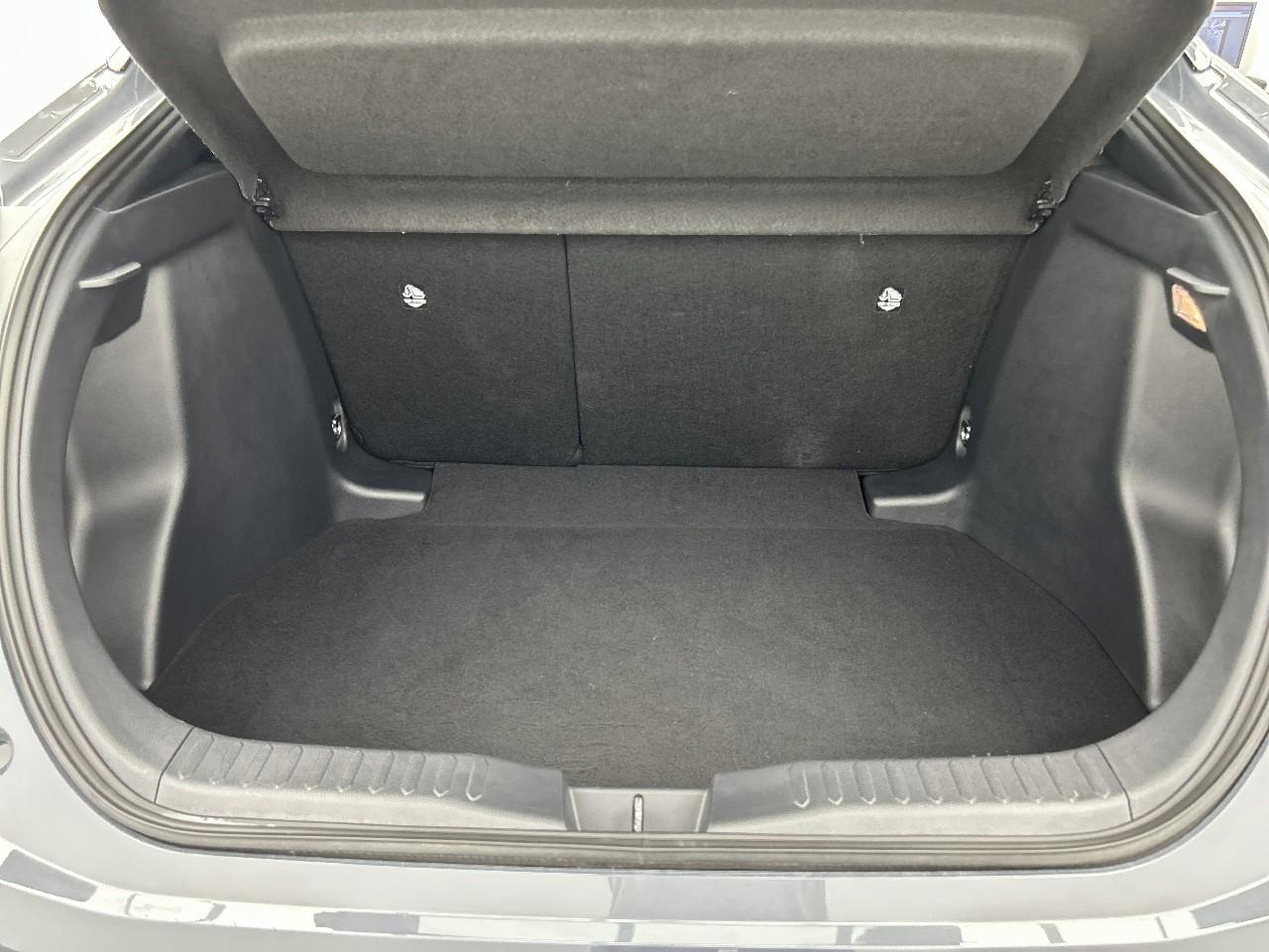 Toyota C-Hr hybride 140 design — photo 14