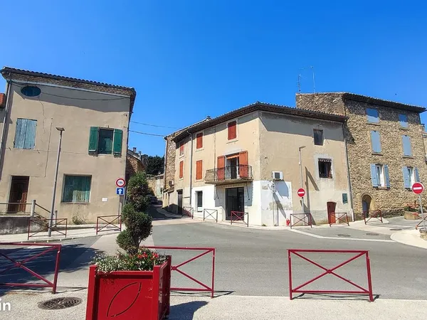 Maison de Village à Rochegude de 110m2 avec fort potentiel d'extension. Local commercial 40m2 et 110
