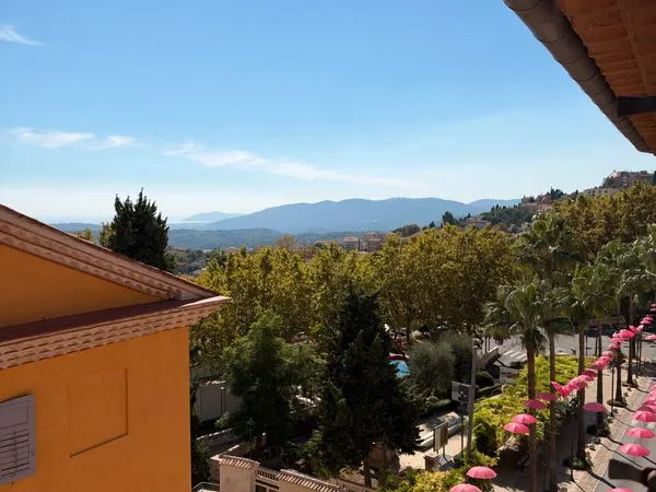 Grand studio traversant rénové - 34,30 m² - Vue montagne et aperçu mer