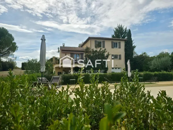 À Castelnau-Montratier, découvrez cette villa de 161 m² sur un terrain de 4937 m² constructible offr