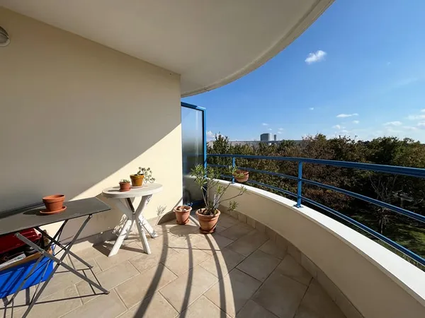 Bel appartement T4 avec double balcon, deux stationnements et cave