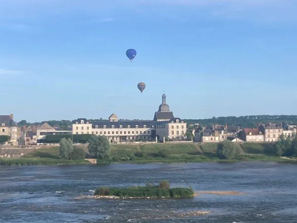 RARE - Vue Loire & Château - 127 m² entièrement rénovés - 4 chambres - Balcon - Hyper-centre