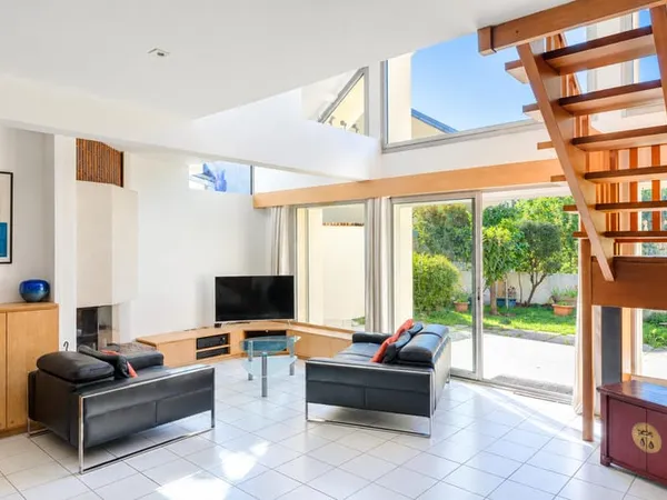 Maison avec extension contemporaine et jardin, quartier Porchefontaine