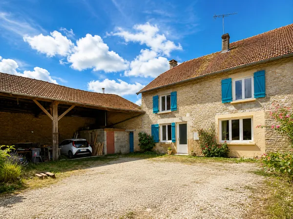 Maison à louer de 178m2, 4 chambres, terrain et dépendances