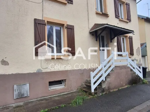 Immeuble dans une impasse avec garage, place de parking et jardin